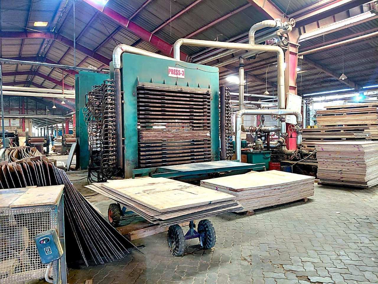 Hydraulic hot press in the plywood plant