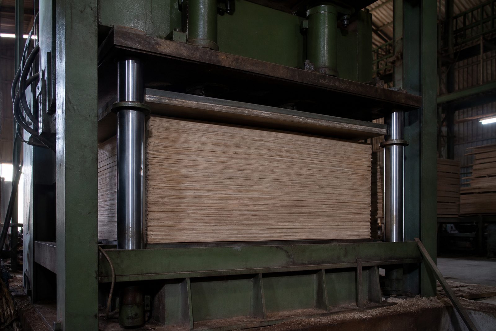 Cold pre-press closing on a stack of assembled panels